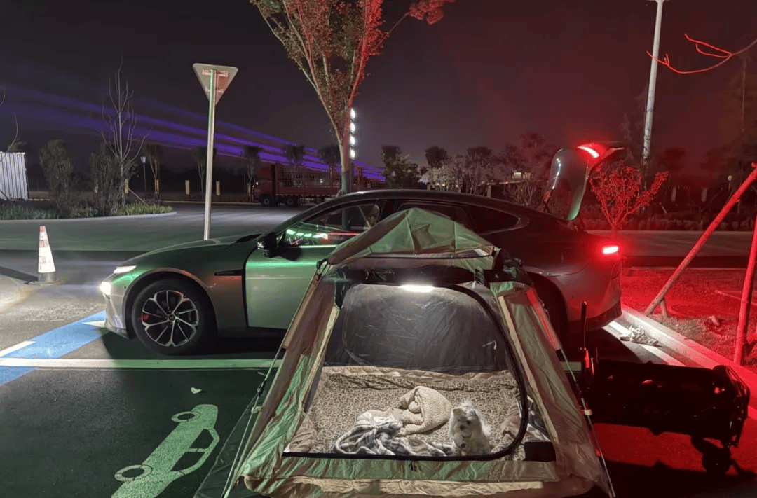 期间年轻人旅行掀起“帐篷过夜”热潮pg电子首页不住酒店住帐篷！国庆(图3)