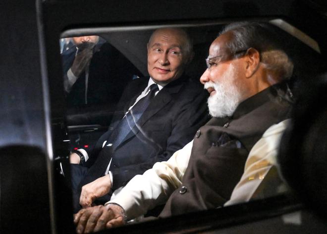 自到机场迎接私人晚宴持续3小时将谈石油武器和驻军pg电子游戏网站俄乌冲突后普京首访印度：莫迪亲(图3)