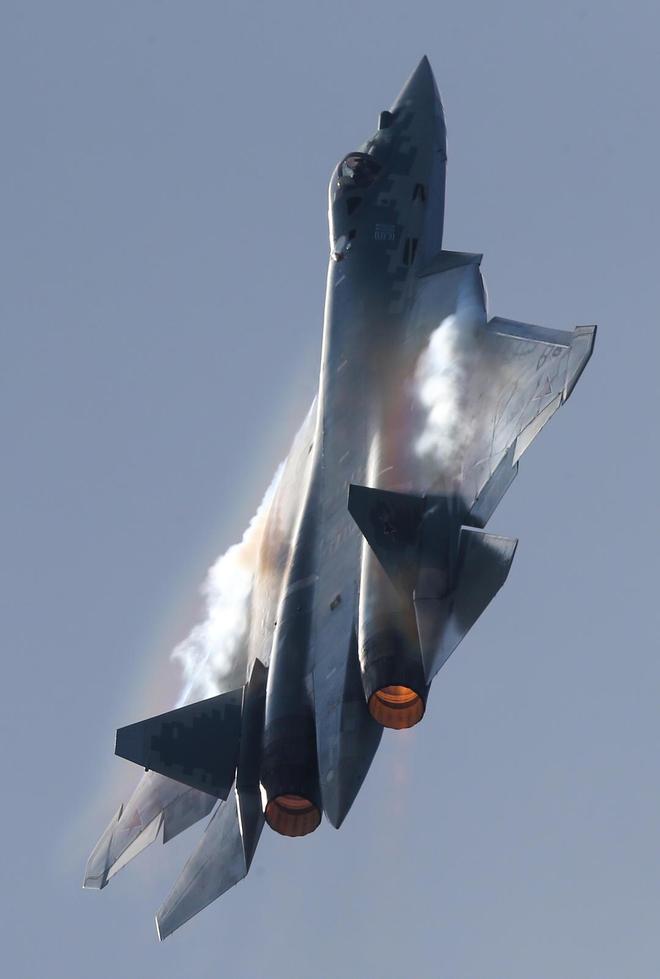 自到机场迎接私人晚宴持续3小时将谈石油武器和驻军pg电子游戏网站俄乌冲突后普京首访印度：莫迪亲(图2)