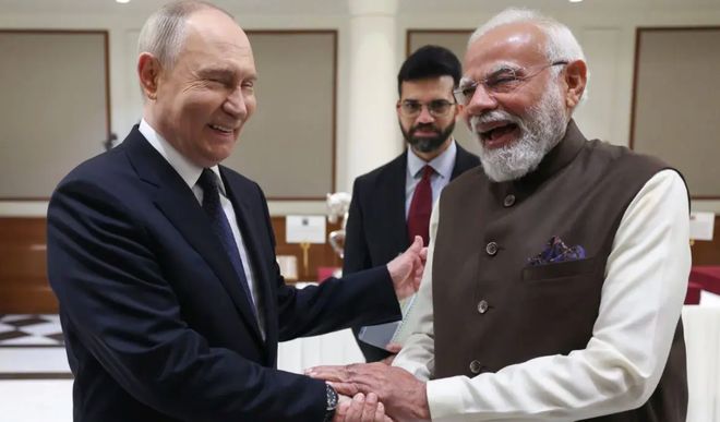 自到机场迎接私人晚宴持续3小时将谈石油武器和驻军pg电子游戏网站俄乌冲突后普京首访印度：莫迪亲(图4)